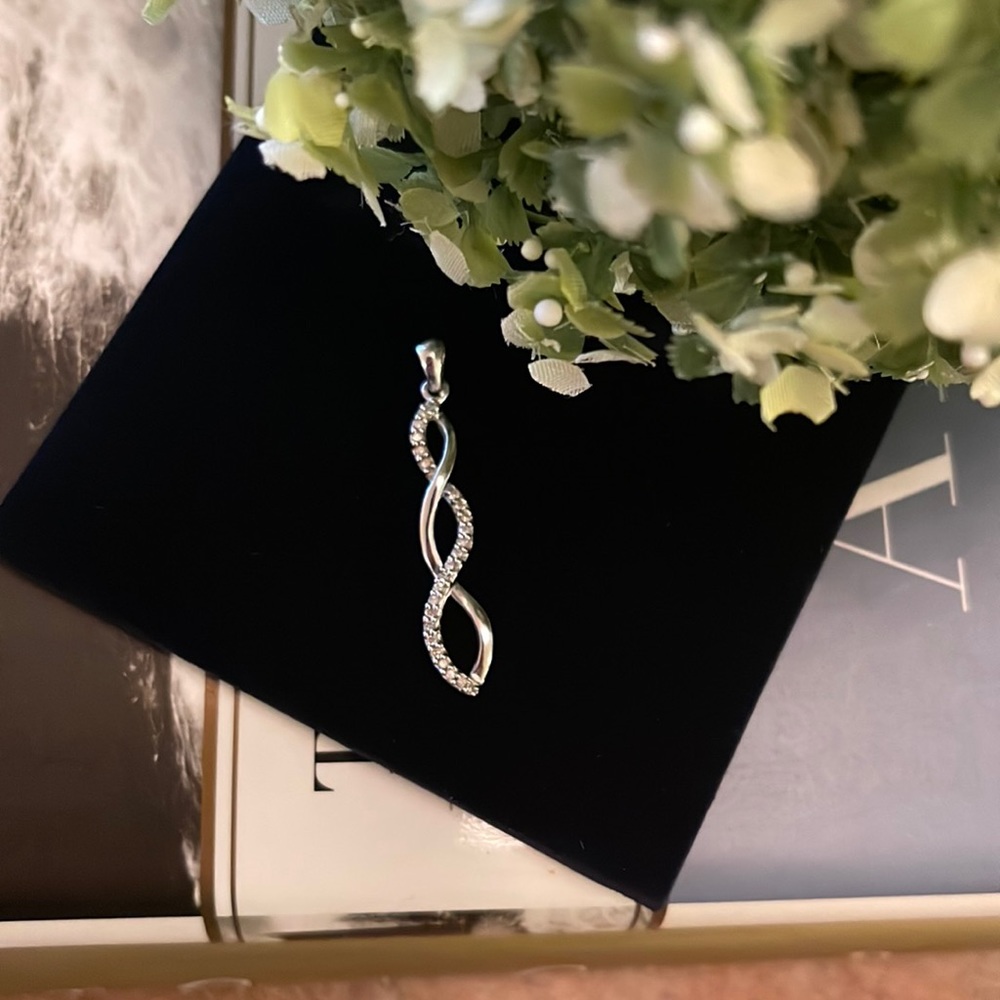 10k White Gold Diamond Infinity Pendant ♾